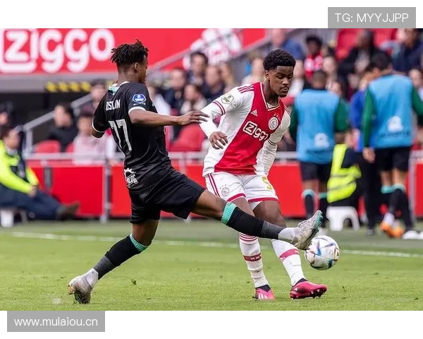 阿贾克斯新星控球能力出色，团队表现持续提升引领胜利。