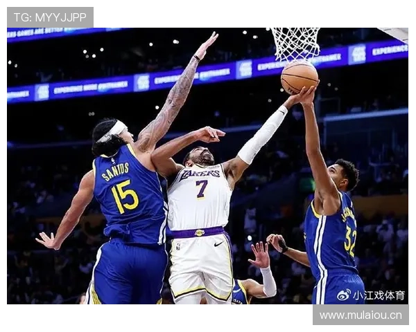 埃文·莫布里内线防守拉开篮下空间提升湖人进攻效率